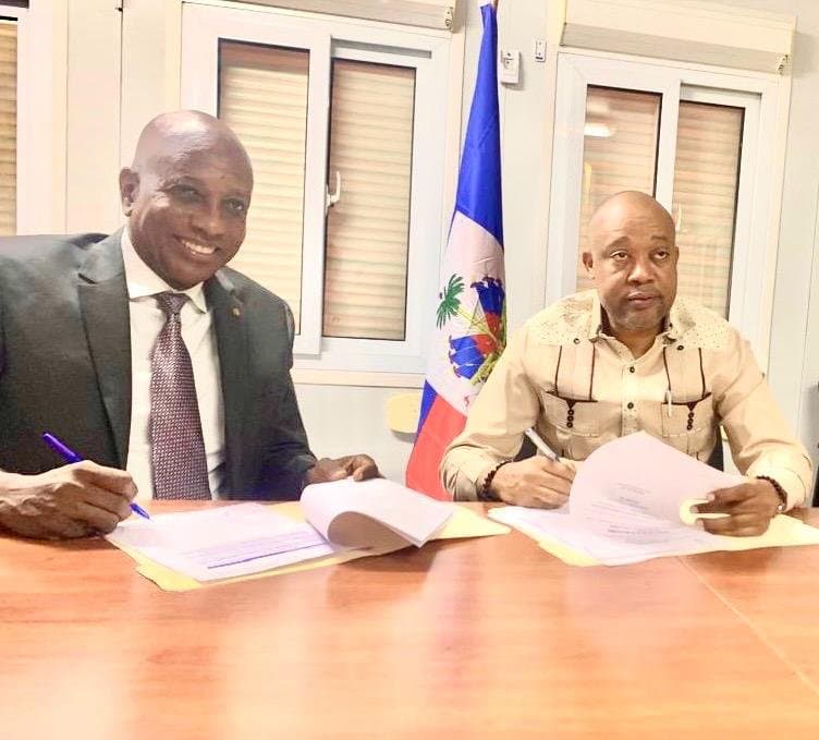 Poignée de main lors de la signature du protocole IHF-MSPP