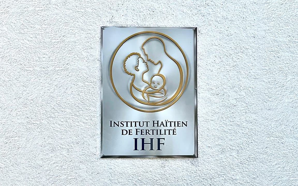 Plaque de l'Institut Haïtien de Fertilité à l'entrée